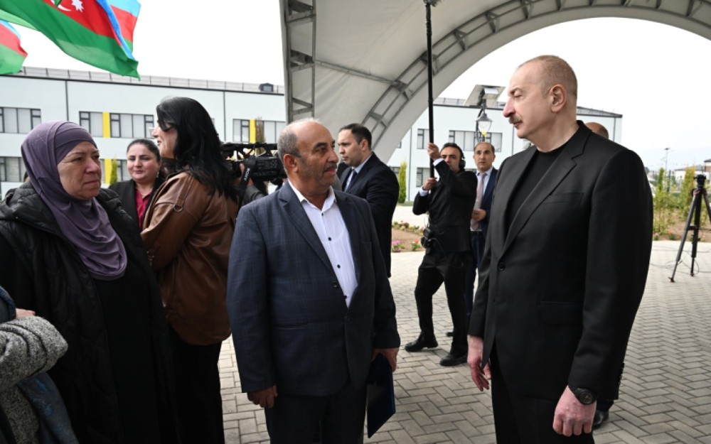 Bax, biz belə şəhər qururuq!” - Prezidentin sakinlərlə söhbəti (FOTOLAR)